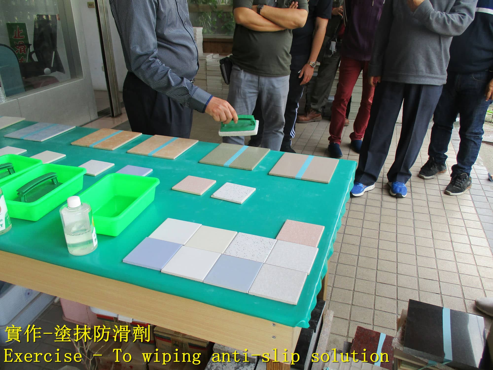 加盟止滑大師,防滑劑台灣製造商,防滑劑工廠,浴室地板止滑,淋浴間地面防滑,止滑磚,地面防滑磚