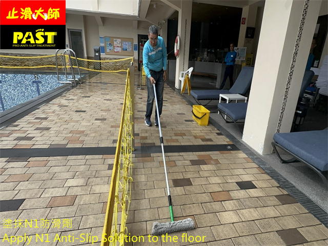 室內游泳池防滑,游泳池走道止滑,花崗石防滑,石材止滑,鏡面拋光磚止滑,拋光磚防滑,亮面磁磚止滑,光滑磁磚防滑,飯店防滑工程,地面濕滑,渡假飯店止滑安全改善,室內泳池走道太滑,磁磚濕滑,公共區域防滑施工,地面止滑施工,止滑大師,飯店防滑改善,游泳池濕滑風險,泳池止滑施工旅客安全首選,公共區域滑倒,飯店業主推薦防滑公司,室內防滑,止滑改善,拋光地磚防滑,物業管理推薦最佳防滑方案,飯店地面止滑安全維護,滑倒風險零容忍,花崗岩防滑,地板太滑,提高地面防滑安全,公共區域濕滑防滑改善,旅客滑倒,花崗石濕滑,公設防滑需求,大廳防滑,走廊防滑,通道止滑,人行道防滑,止滑工程公司,防滑劑源頭廠商,防滑劑oem,防滑劑ODM,止滑液,台灣防滑液,管理公司防滑推薦,防滑效果立即可見,游泳池周邊走道防滑,泳池邊地面防滑,泳池畔通道止滑,游泳池畔步道止滑防滑,室內泳池通道防滑,室內泳池公共區域地板止滑,戲水池地面防滑,孩童滑倒,泳池周邊防滑