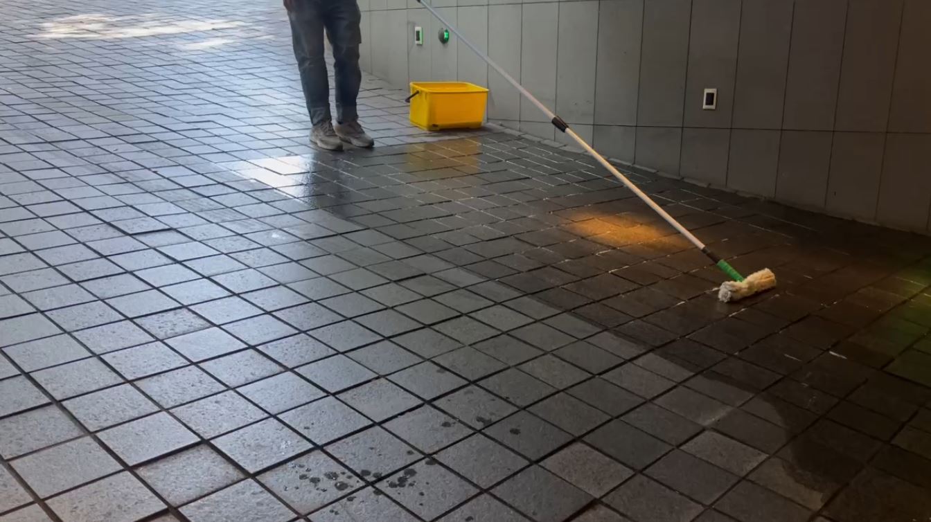 醫院地板防滑,百貨公司出入口防滑,商場地板防滑,公寓大樓出入口防滑,大樓門廊止滑,社區防滑工程,大樓止滑工程,辦公大樓無障礙坡道防滑,商辦大樓板止滑,飯店大廳止滑,接待中心鏡面拋光磚止滑,人行道抿石防滑,社區中庭防滑,花園步道防滑,景觀餐廳止滑,社區出入口止滑,長輩滑倒,高雄防滑塗料公司,台中止滑劑施工,防滑工法,雨天地面防滑,會滑抿石防滑,抿石會滑止滑,地磚防滑,車道防滑的地面材質,防滑工法,水泥面止滑,車道坡度,坡道轉彎防滑,車輛出入口平台防滑,除青苔,防滑塗料,瓷磚防滑液,車道瓷磚止滑,浴室瓷磚防滑,煞車不打滑