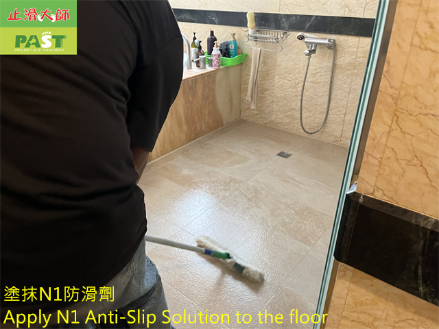 浴室地面防滑 廁所地板止滑 浴室淋浴門玻璃水垢清除 淋浴間防滑 浴室磁磚防滑劑組, 浴室防滑, 玻璃除垢, 廁所防滑, 磁磚止滑, 不改變外觀防滑, 浴室大掃除, 玻璃水垢, 防滑劑推薦, 隱形防滑劑, 地板防滑施工, 防滑貼片好用嗎, 浴室滑倒怎麼辦, 小孩洗澡滑倒, 老人防滑, 磁磚濕滑, 水垢清除工具, 水龍頭水垢