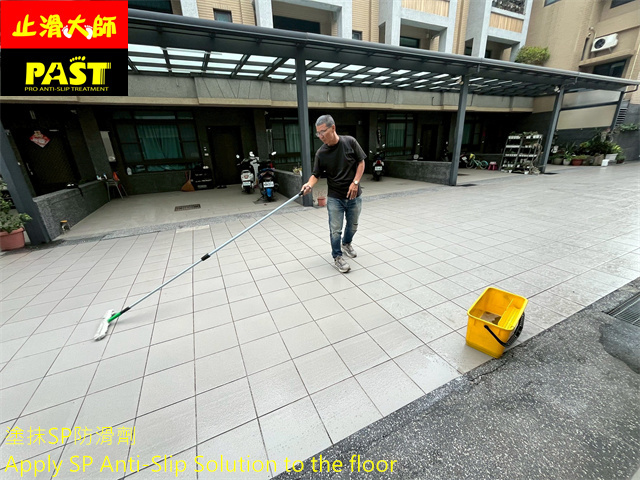 戶外走道止滑、戶外磁磚地面、汽機車道防滑、磁磚濕滑危險、防滑路面貼、指引磚止滑、戶外廣場止滑、廣場防滑、車道止滑、走廊防滑、騎樓濕滑、騎樓防滑、半戶外磁磚無防滑效果、斜坡道止滑、戶外大範圍防滑施工、騎樓地板止滑、游泳池止滑、人行道止滑、路面防滑、戶外易滑表面、中庭止滑、泳池周邊地板防滑安全、露台防滑案例、戶外磁磚一定要做防滑、大樓防滑工程、戶外走道地磚防滑、大門止滑、玄關防滑、梯廳防滑、社區戶外中庭步道防滑、出入口地面防滑、店門前戶外走道防滑、人行道地磚防滑改善工程、步道止滑、社區防滑、社區中庭止滑、下雨天車輛打滑、戶外地面易濕滑問題、旅客中心地面止滑、遇水不滑。