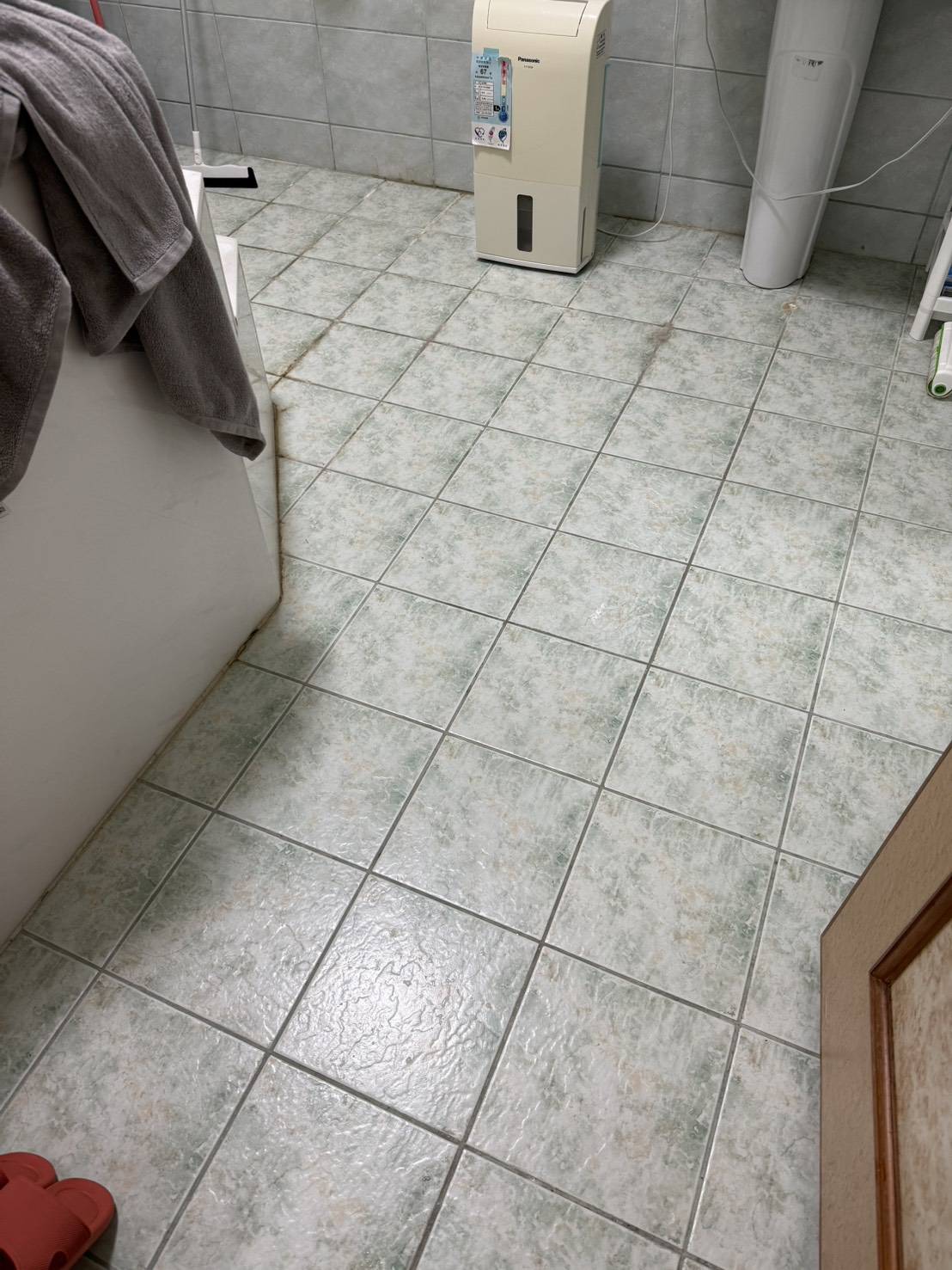 長輩友善浴止滑 無障礙空間隱形防滑處理 浴室磁磚太滑怎麼辦 浴室磁磚止滑工法 灰色地磚防滑 廁所地板止滑