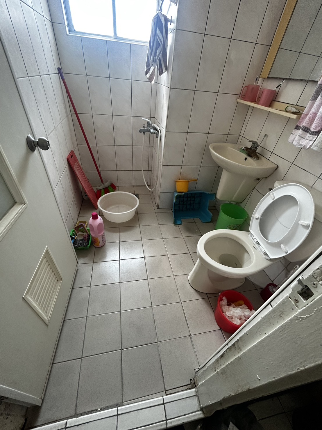 廁所防滑 石英磚浴室防滑 廁所地板止滑 居家安全防護 浴室磁磚防滑 淋浴間止滑 居家安全預防滑倒 磁磚止滑劑 安全浴室 止滑工法