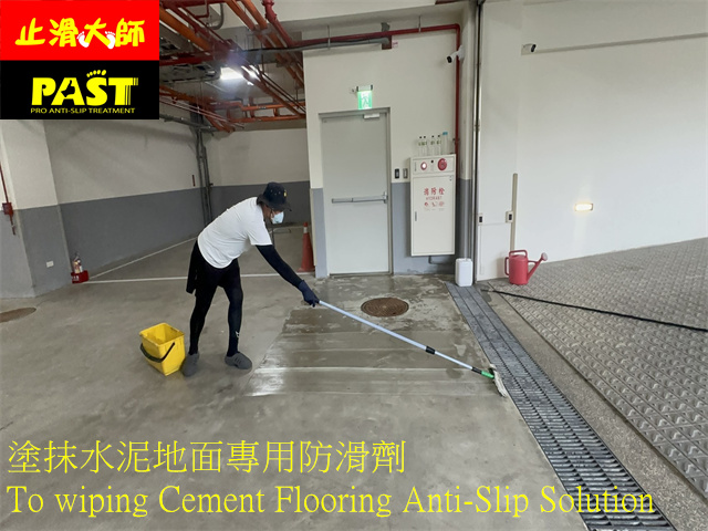 停車場混凝土防滑 地坪止滑 車道水泥地止滑 保養廠地坪防滑 遇水不滑 地板太滑怎麼辦 大貨車洗車場地坪改善 水泥地面防滑 聯結車維修廠止滑 運輸車隊廠房地面止滑