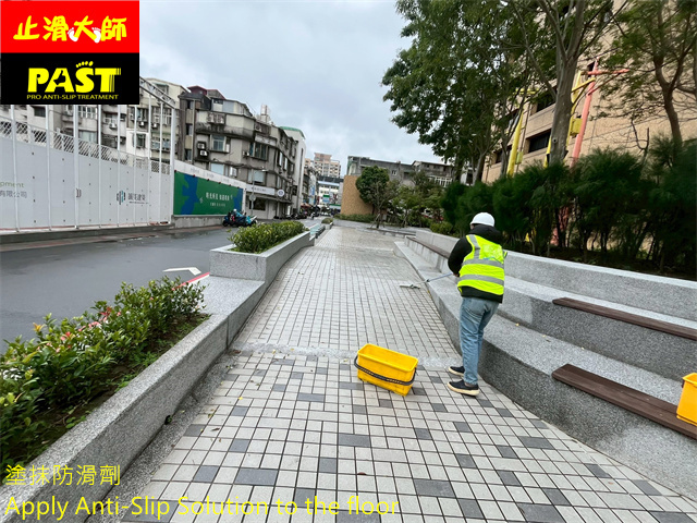 斜坡道止滑 塗抹磁磚防滑劑 隱形防滑 戶外磁磚止滑 走廊止滑 公共場所地面濕滑滑倒 地板防滑 戶外走道防滑 步道防滑 商場出入口止滑工程 公共安全防滑係數規定 大樓防滑評估 地磚防滑公共安全 物業管理防滑維護 颱風天騎樓防滑 廠區戶外通道防滑